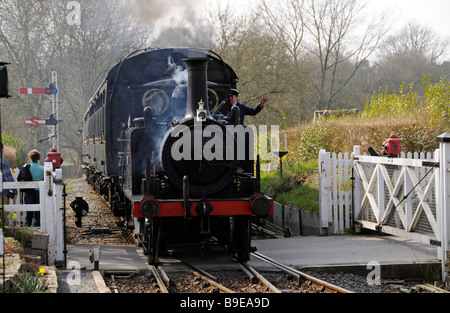 Kent East Sussex la ferrovia a vapore locomotiva serbatoio denominato Bodiam arrivando Tenterden Town Station East Sussex England Regno Unito Foto Stock