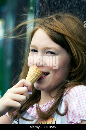 Dai Capelli rossi ragazza freckled e gustoso gelato. Foto Stock