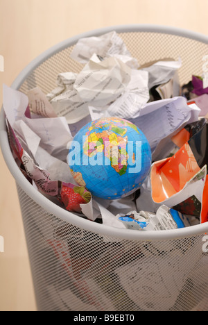 La terra in un cassonetto di protezione della natura fine inquinamento ecologico Foto Stock