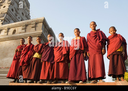 Gruppo di monaci assieme, tempio di Mahabodhi, Bodhgaya,, Gaya, Bihar, in India Foto Stock