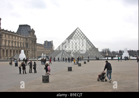 I turisti dalla piramide al museo del Louvre a Parigi Francia Foto Stock