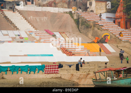 Servizio lavanderia essiccazione su un ghat, Fiume Gange, Varanasi, Uttar Pradesh, India Foto Stock