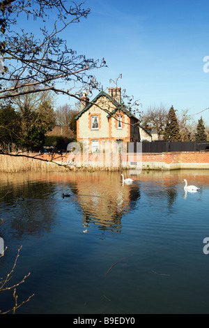 Il fiume Ouse riflessione della pittoresca Red Brick Cottage nel villaggio di Houghton, fiume Ouse Houghton Cambridgeshire England Regno Unito Foto Stock