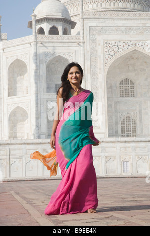 Donna con un mausoleo in background, Taj Mahal, Agra, Uttar Pradesh, India Foto Stock