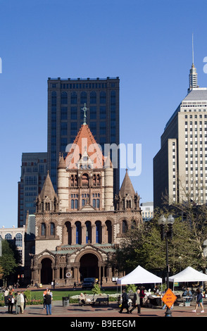 Chiesa della Trinità, tra i grattacieli di Boston di Copley Square. Massachusetts, STATI UNITI D'AMERICA Foto Stock