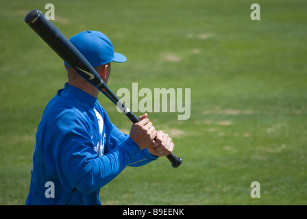 Un lettore per i diavoli blu della Duke University in fase di riscaldamento prima di un collegio di Baseball gioco Foto Stock