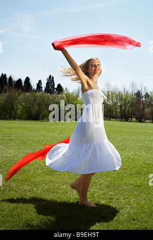Giovane donna Dancing in the park Foto Stock