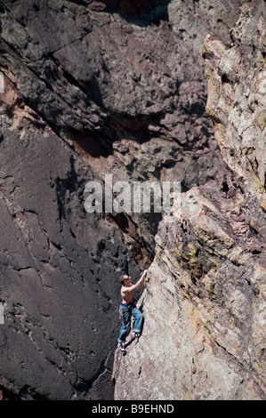 Scalatore ascende alla Bastiglia, Eldorado Canyon State Park, Eldorado Springs, Colorado. Foto Stock