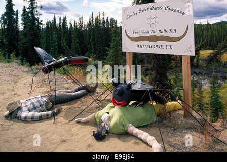 Zanzara gigante aggredire persone, Folk Arte Scultura, vicino a Whitehorse, Klondike Regione, Yukon Territory, Canada Foto Stock