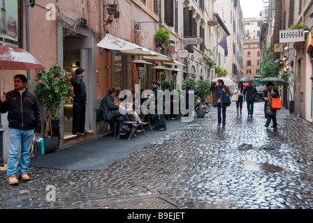 Giorno di pioggia in Via Bocca di Leone, Roma Italia Foto Stock
