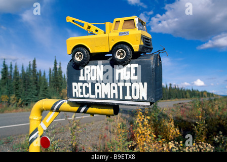 Età del ferro bonifica Business Company registrazione sulla cassetta postale rurale con riciclata giocattolo carrello di traino sulla parte superiore Foto Stock