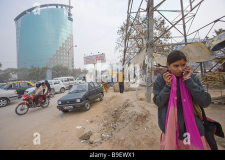 India Gurgaon Tech center 50km da Delhi donna tramite telefono cellulare Foto Stock