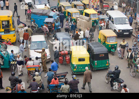 India Delhi ingorghi di traffico di fronte alla stazione ferroviaria di Nuova Delhi Foto Stock