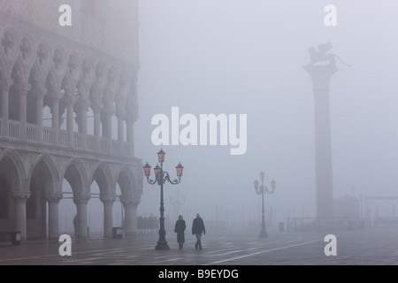 La nebbia in Piazza San Marco Venezia Italia Foto Stock