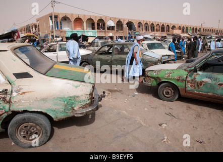 Africa occidentale Mauritania Nouakchott dal centro città taxi collettivi nella parte anteriore del mercato principale Foto Stock