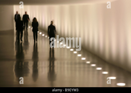 Sagome di persone a piedi attraverso un passaggio sotterraneo tra il palazzo del Reichstag e Paul-Loebe-Haus, Berlino, Germania Foto Stock