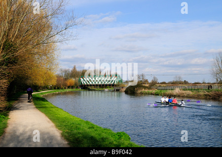 I canottieri lungo il fiume Cam nei pressi del ponte della ferrovia a Stourbridge comune Inghilterra Cambridge Regno Unito Foto Stock