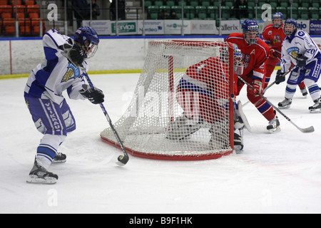 N. 11 in Finlandia, Mikael Granlund, sollevando il puck con la lama del bastone nel tentativo di sollevarlo attorno al montante. Foto Stock