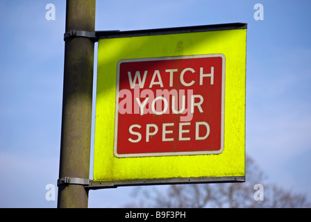 British giallo rosso e bianco guarda il vostro segno di velocità Foto Stock