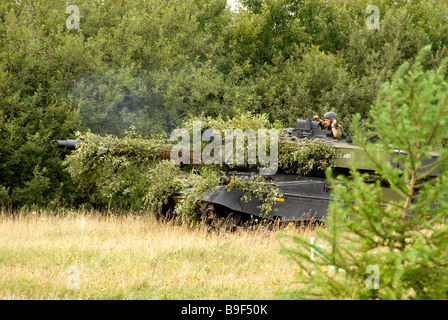 Armata danese leopard 2 mrk 5a in anticipo attaccando Foto Stock