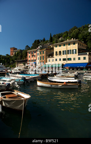 Il porto di pesca e pittoresco villaggio di Portofino sulla Riviera Italiana in Italia Foto Stock