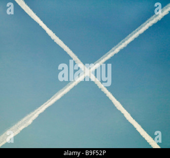 Sentieri di vapore nel cielo formano una croce Foto Stock