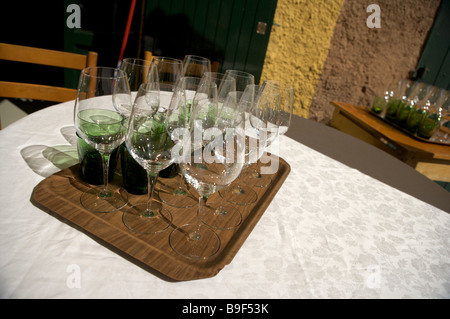 Bicchieri su un tavolo al di fuori di un bar a Portofino Foto Stock