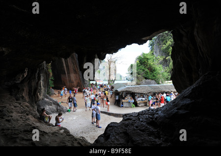 Vista di turisti dall'interno di una grotta sull isola di James Bond al largo di Phuket Thailandia Foto Stock