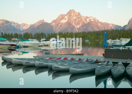 Prima luce dopo sunrise vernici Mount Moran e la superficie del lago Jackson in Colter Bay Marina, Parco Nazionale di Grand Teton. Foto Stock