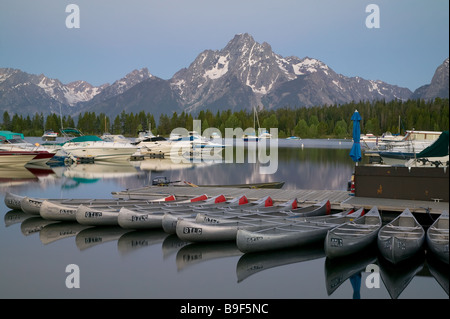 Pre-sunrise vista del monte Moran e ancora la superficie del lago Jackson in Colter Bay Marina, Grand Teton National Park Foto Stock