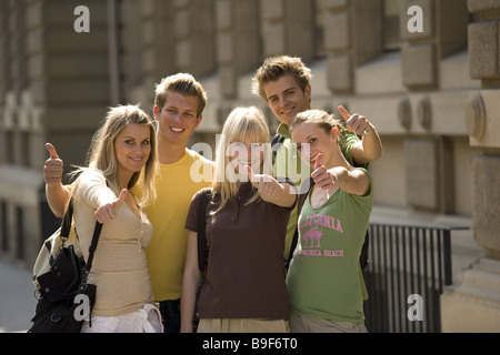 Città di cricca ridevano allegramente gesto O.K. serie persone uomini donne giovani studenti amici amici hip ridere insieme la gioia Foto Stock