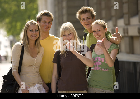 Città di cricca ridevano allegramente gesto O.K. serie persone uomini donne giovani studenti amici amici hip ridere insieme la gioia Foto Stock