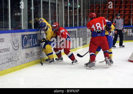 Svedese No 26 Giacobbe Josefsson e Russsian n. 4 Stanislav Kalashnikov in lotta per il puck. N. 18 è Konstantin Bochkarev. Foto Stock