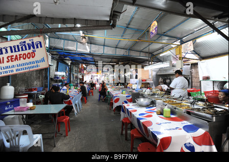 Piscina a buon mercato food sulla strada pedonale Patong beach Phuket Thailandia Foto Stock