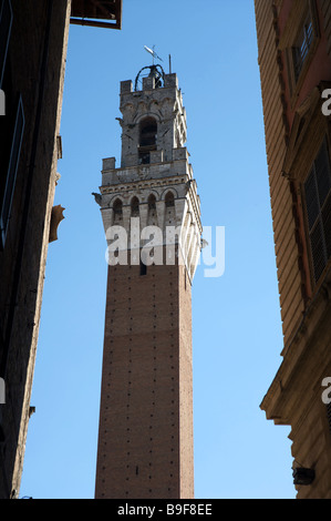 Il principale campanile in de La Torre de mangia su il campo square Siena Italia Foto Stock