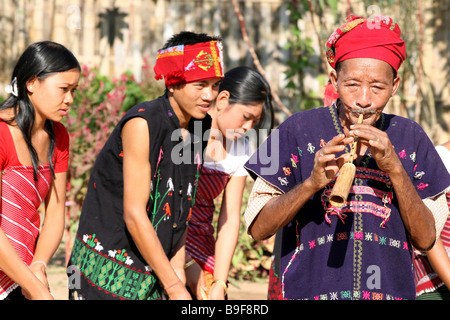 Vendemmia tradizionale danza e suonare il flauto di Karbi indiano tribù Foto Stock