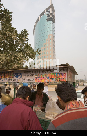 India Gurgaon Tech center 50km da Delhi venditore di cibo Foto Stock