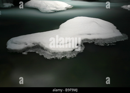 Neve e ghiaccio sulle rocce in Rauma fiume nella valle Romsdalen, Rauma kommune, Møre og Romsdal, Norvegia. Foto Stock