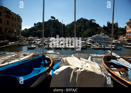 Barche da pesca nel porto di Portofino, Liguria, Italia Foto Stock