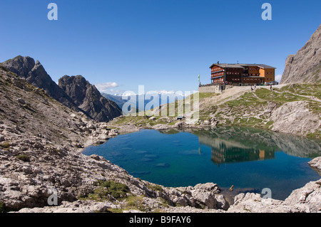 La riflessione di edificio nel lago di Lienzer Dolomiten Lienz Tirolo Austria Foto Stock