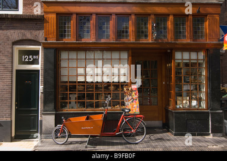 Bicicletta parcheggiata nella parte anteriore del negozio, Utrecht, Paesi Bassi Foto Stock