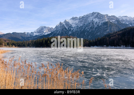 Lago ghiacciato di fronte della foresta, Lautersee, Baviera, Germania Foto Stock