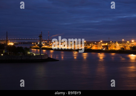 Il porto è illuminato di notte, Ponte Koehlbrand, Amburgo, Germania Foto Stock