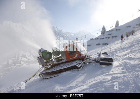 Austria Vorarlberg Silvretta Montafon novas via-Veicolo da neve cannoni via montagna Inverno Nessun rilascio di proprietà ski-area Foto Stock