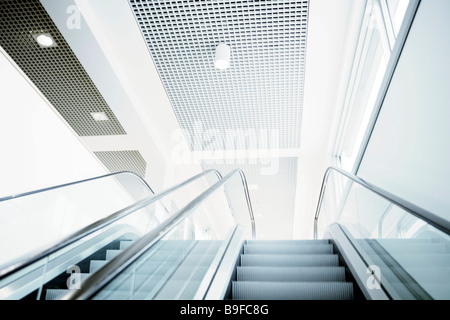 Basso angolo vista di escalator Foto Stock