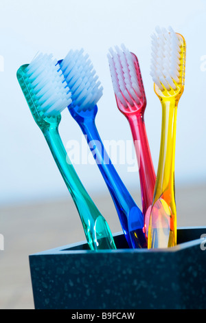 Close-up di spazzolini da denti nel supporto Foto Stock