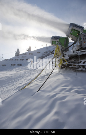 Austria Vorarlberg Silvretta Montafon novas via-Veicolo da neve cannoni via montagna Inverno Nessun rilascio di proprietà ski-area Foto Stock