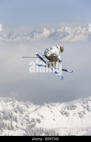 Austria Vorarlberg Silvretta Montafon novas sciatori jump mountain-panorama inverno Neve alcuna proprietà di rilasciare ski-area tempo libero Foto Stock