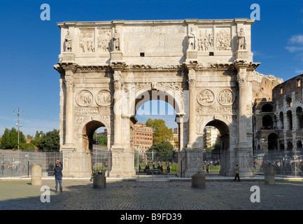 Le persone di fronte all'arco trionfale, Arco di Costantino, Roma, Lazio, Italia Foto Stock