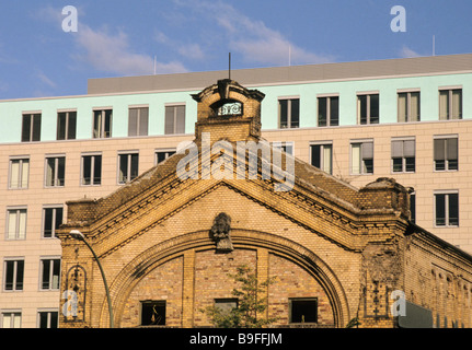 Chiesa in disuso pronta per i lavori di demolizione contro ufficio moderno edificio sul centro di Berlino Germania Foto Stock